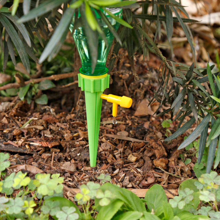 Automatic plant water dripping spikes